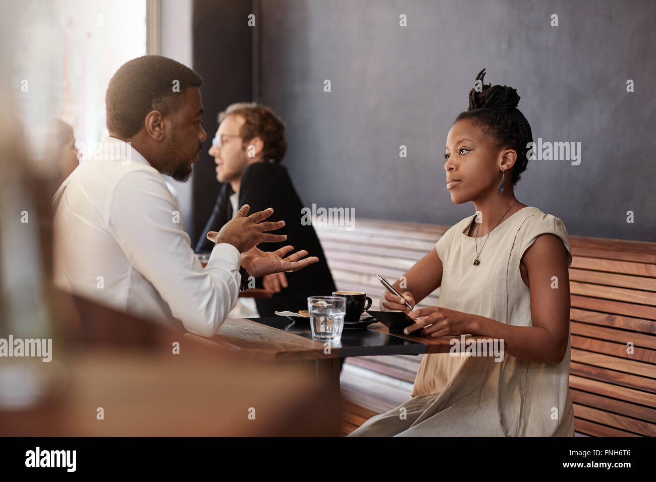 Femme africaine ayant rencontre avec un homme dans l'état occupé cafe Photo  Stock - Alamy