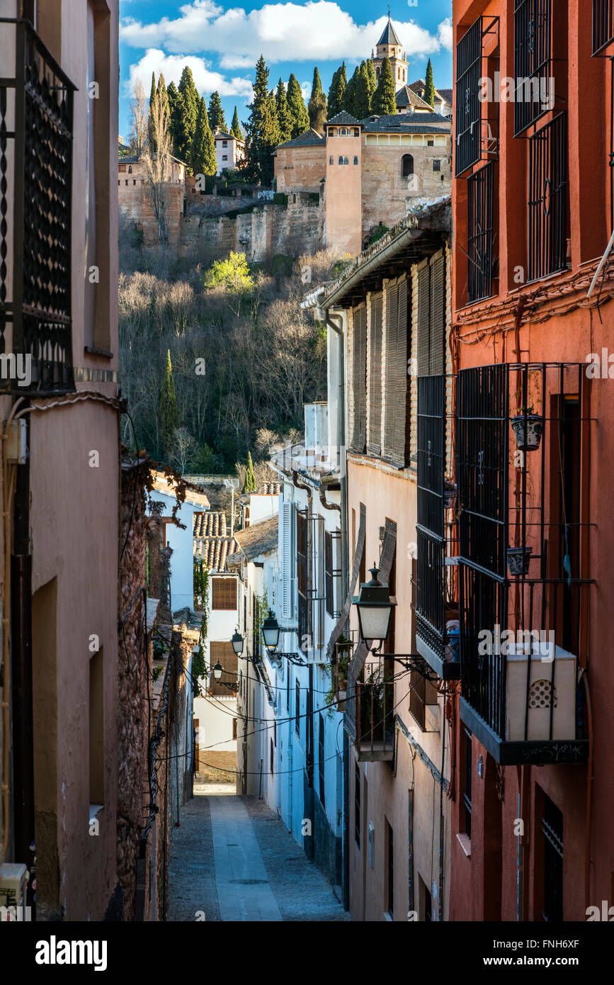 Vue pittoresque d'une rue étroite dans le quartier de l'Albayzin, Grenade, Andalousie, Espagne Banque D'Images