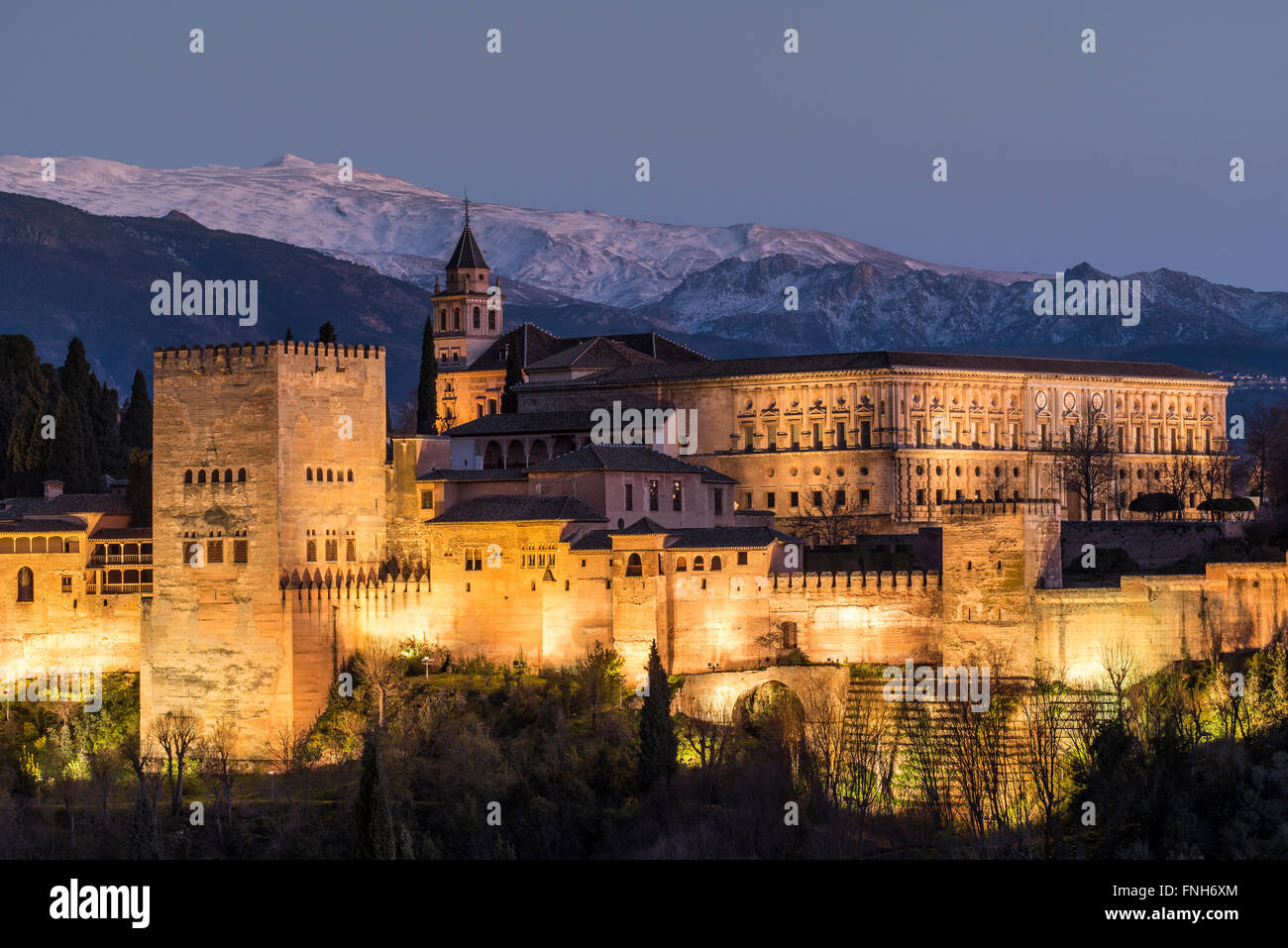 Voir au crépuscule de l'Alhambra avec la Sierra Nevada enneigée en arrière-plan, Grenade, Andalousie, Espagne Banque D'Images
