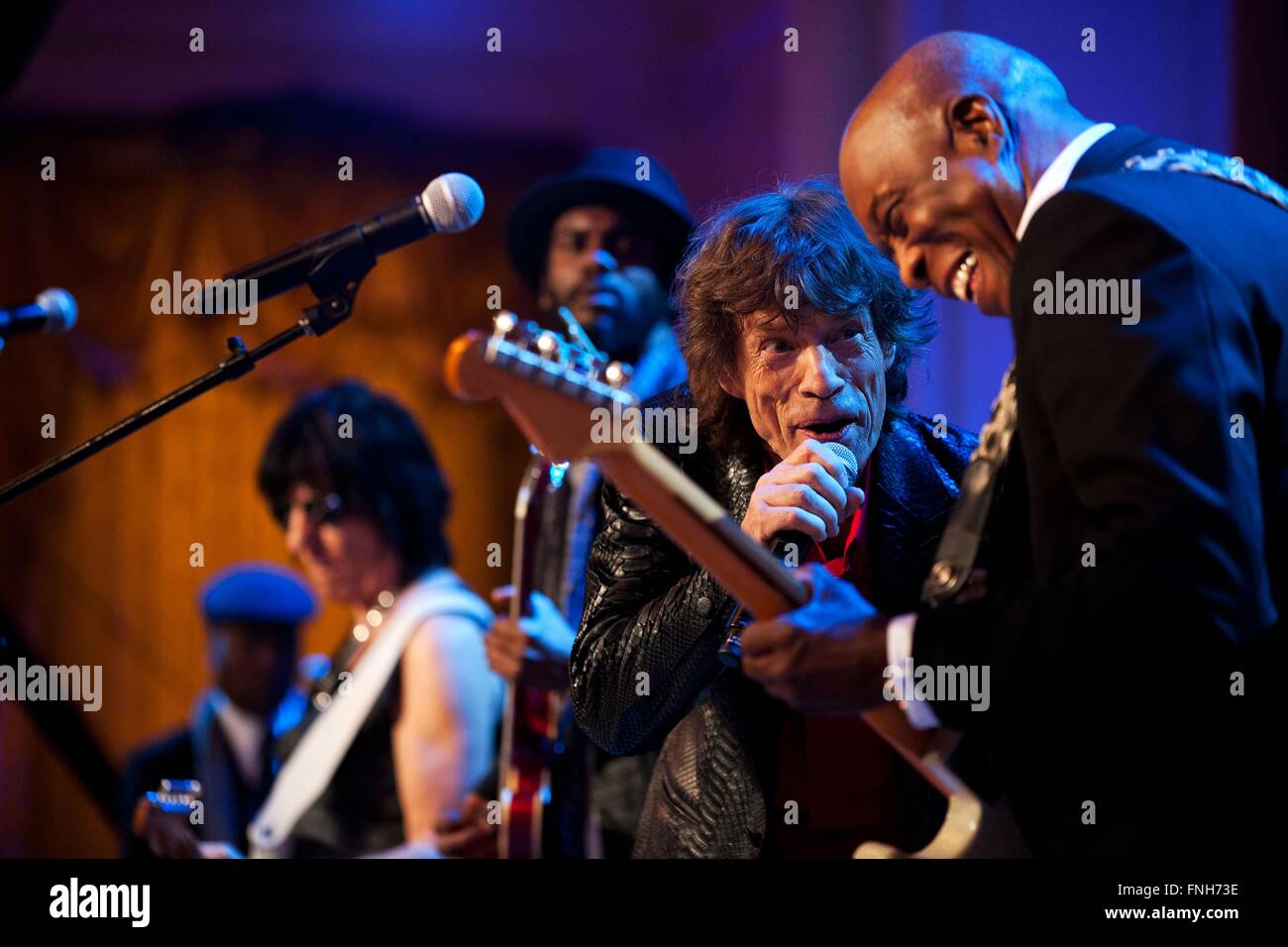 Mick Jagger effectue pendant la performance dans à la maison blanche : Red, White and Blues concert dans l'East Room de la Maison Blanche, 21 février 2012 à Washington, DC. Banque D'Images
