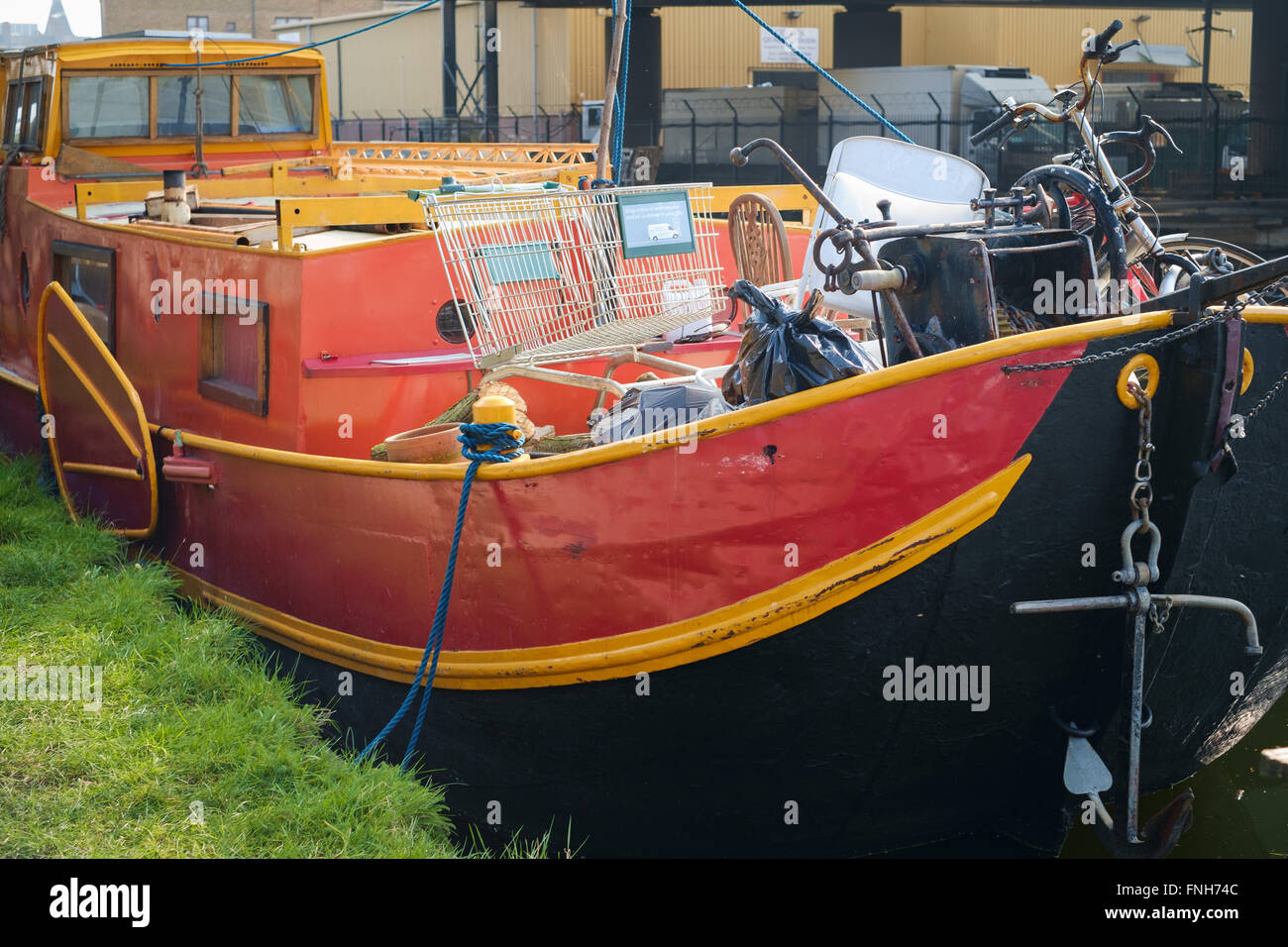 Les détritus et panier sur une barge canal boat à Hackney Wick, East London, UK Banque D'Images