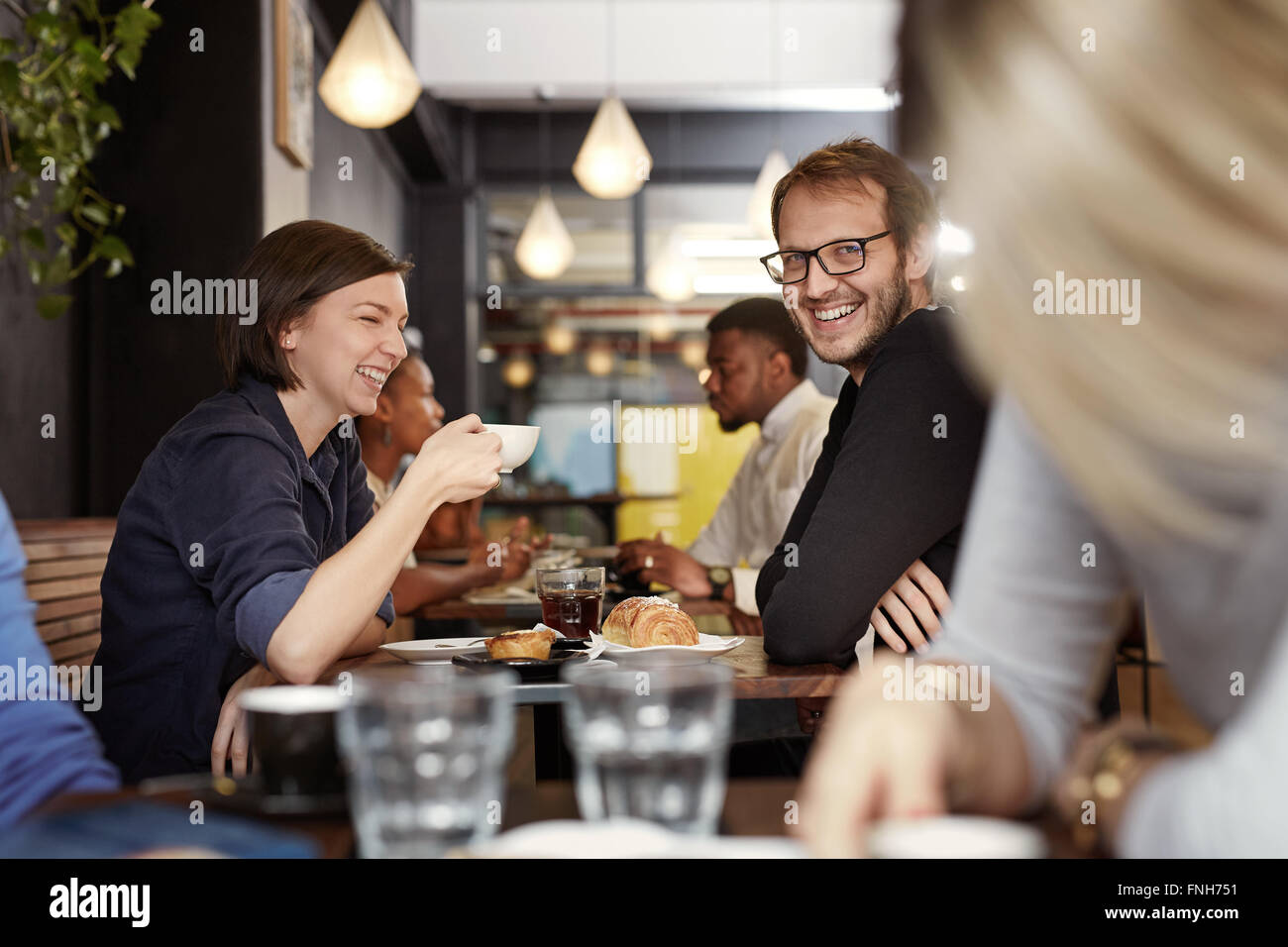 Man smiling pendant un café date avec sa petite amie Banque D'Images