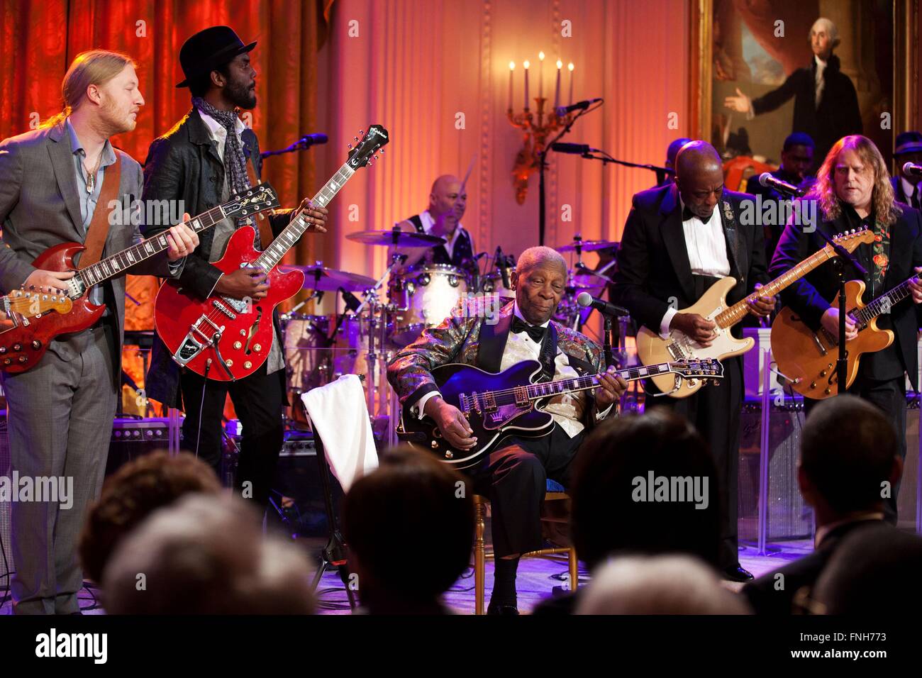 Artiste de blues légendaire B.B. King, Centre, effectue aux côtés d'autres artistes au cours de la performance dans à la maison blanche : Red, White and Blues concert dans l'East Room de la Maison Blanche, 21 février 2012 à Washington, DC. (L à R) : Derek Trucks, Gary Clark Jr., B.B. King, Buddy Guy et Warren Haynes. Banque D'Images