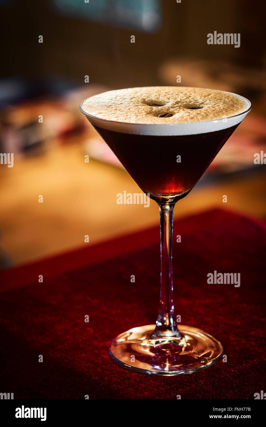 Café Espresso martini verre à cocktail bar dans la nuit Banque D'Images