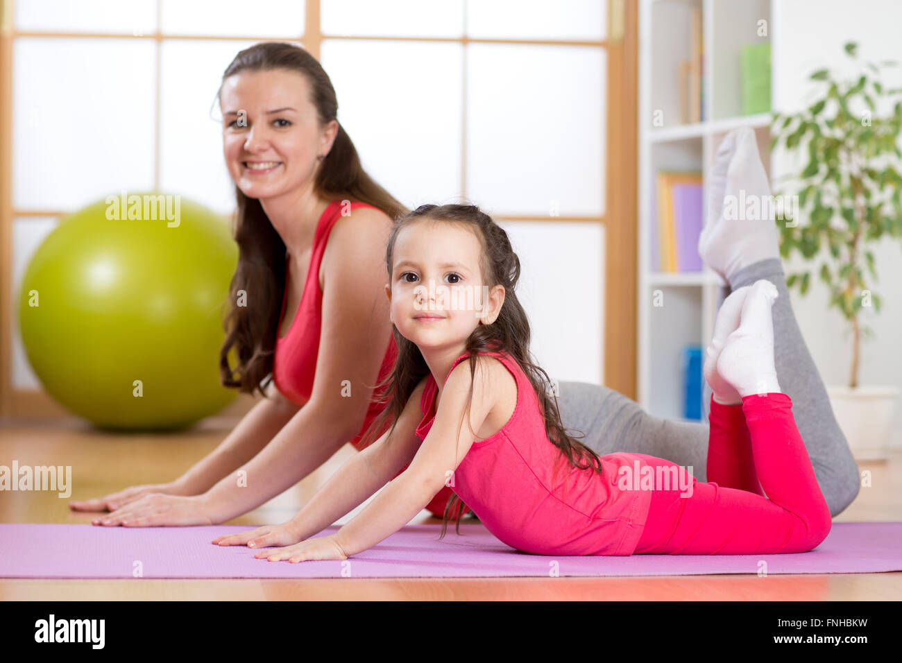 Maman et enfant faire la gymnastique. Sports Famille Banque D'Images