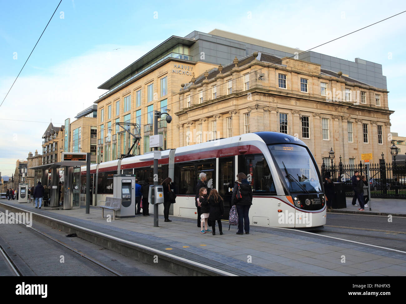 Le tramway d'Édimbourg, en passant devant le grand magasin Harvey Nichols, sur George Square dans la ville nouvelle, en Ecosse, Royaume-Uni Banque D'Images