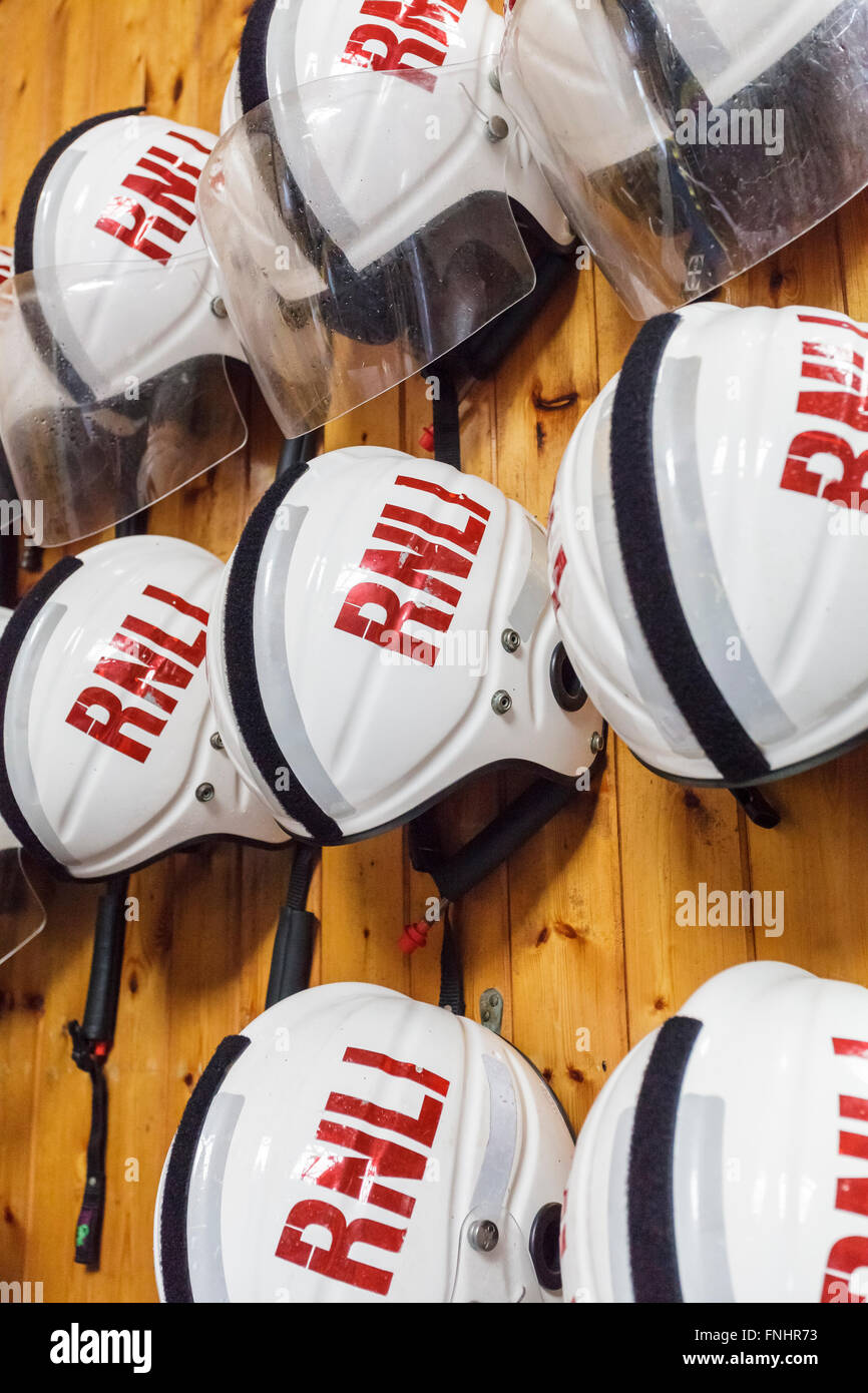 Les casques de sécurité de la RNLI Banque D'Images