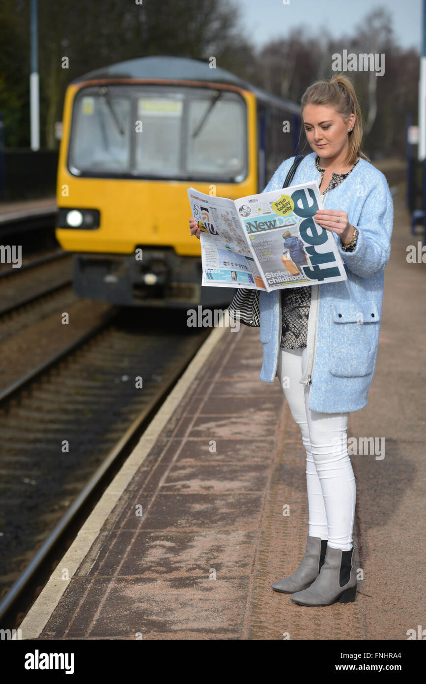 Frances Cawthorne, 20 étudiants, la lecture du nouveau quotidien national britannique 'The New Day' qui a lancé en février 2016. Banque D'Images