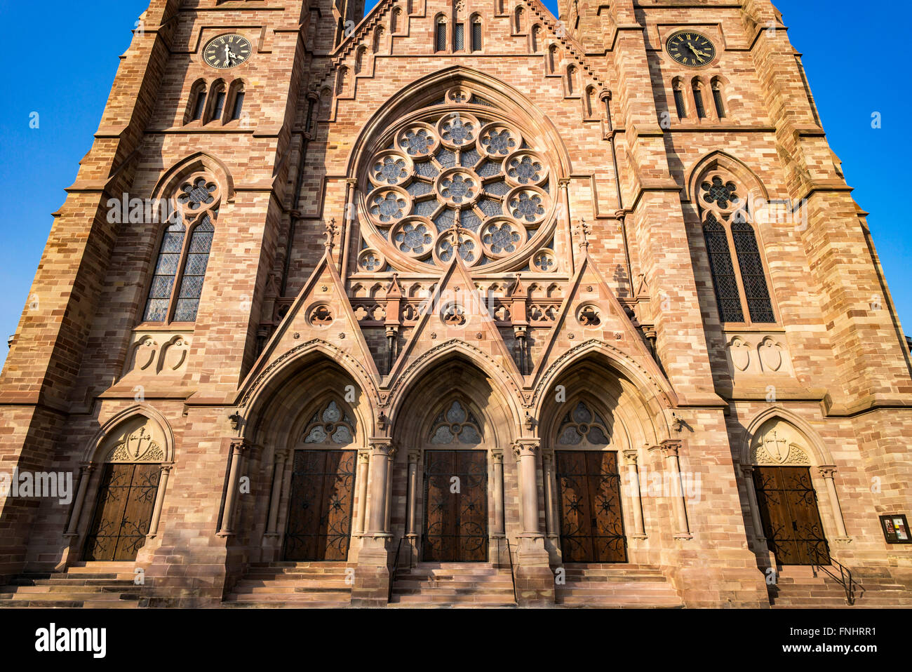 Portails et fenêtre rose de St Paul église protestante du 19e siècle, Strasbourg, Alsace, France Banque D'Images