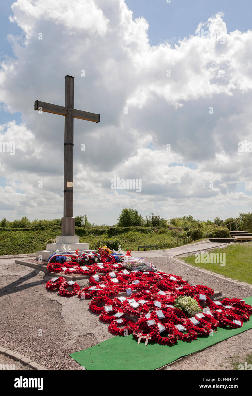 De gerbes au pavot Lochnagar Mine Crater Memorial, la Boisselle, France, portées à la 98e anniversaire de l'offensive de la Somme. Banque D'Images