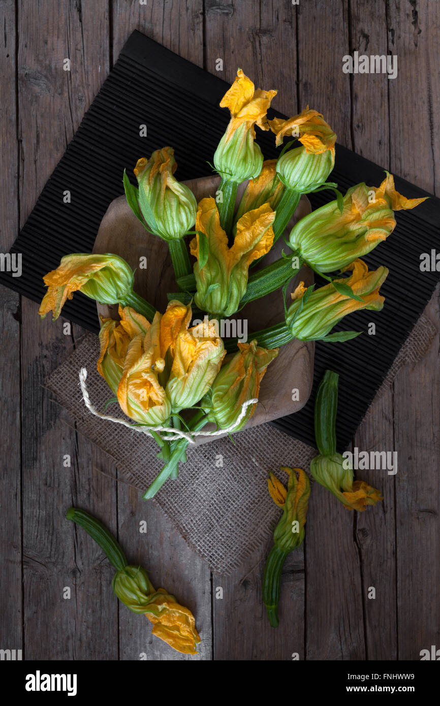 Avec des fleurs de courgettes bébé Banque D'Images