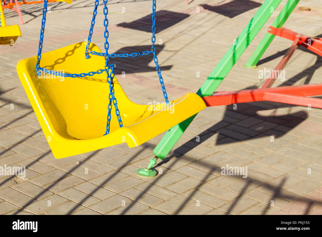 Jaune d'Attraction swing sur une chaîne Banque D'Images