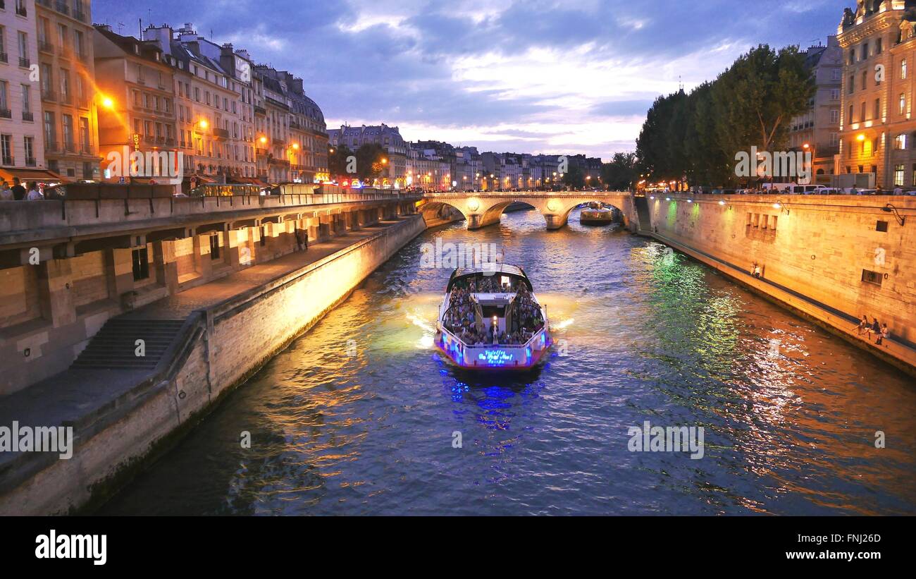 Un bateau-mouche croisière sur la Seine, Paris, la nuit Banque D'Images