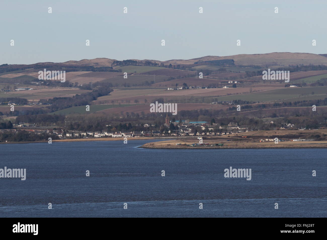 Vue éloignée sur Invergowrie dans l'estuaire de Tay en Écosse Mars 2016 Banque D'Images