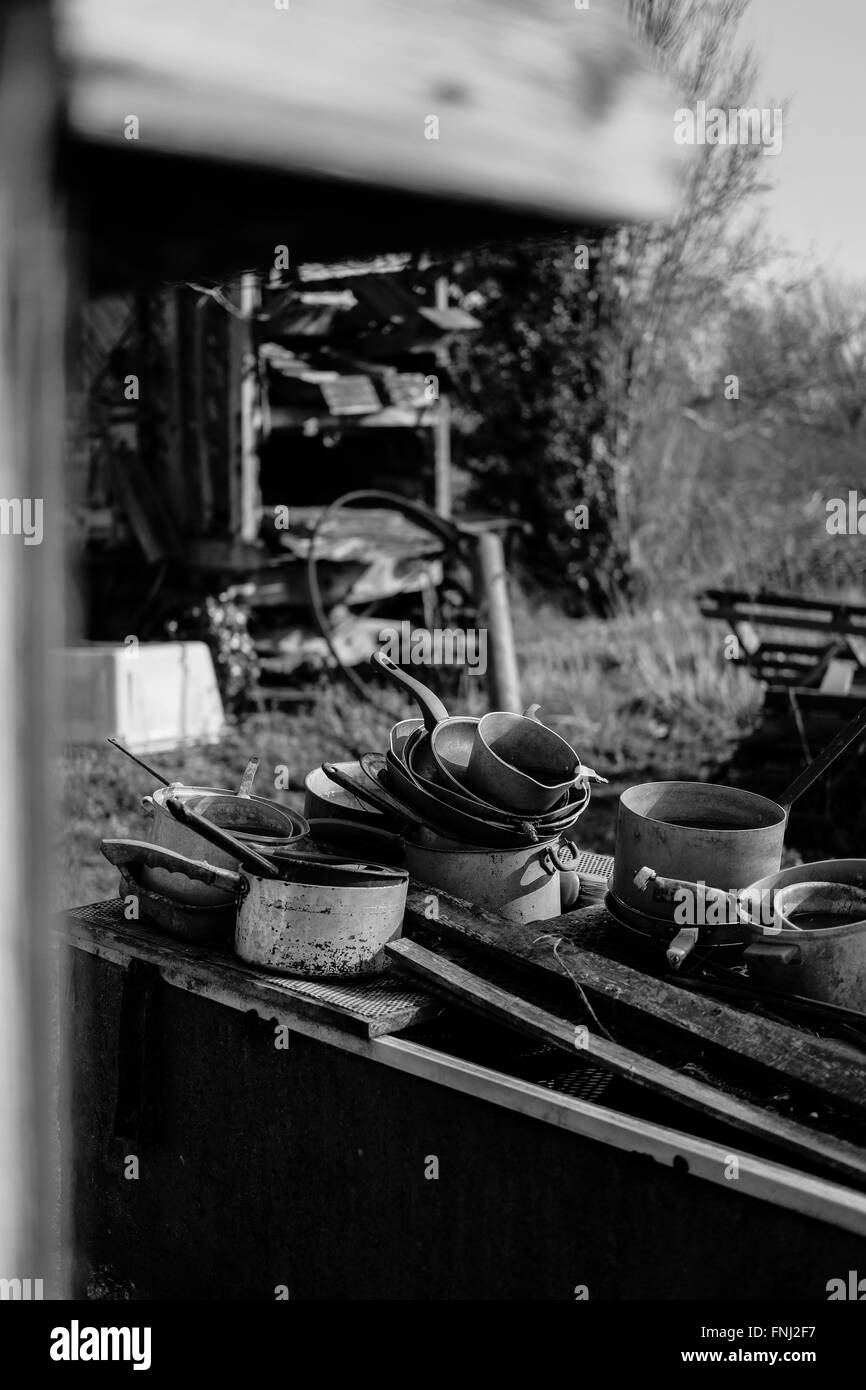 Pots et casseroles jetés vus à l'extérieur d'un ermites vivant au fond de la campagne. Banque D'Images