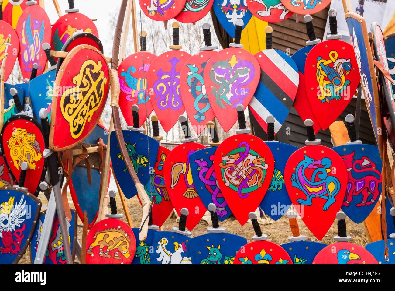 Vente de bois de vieux boucliers et épées Banque D'Images