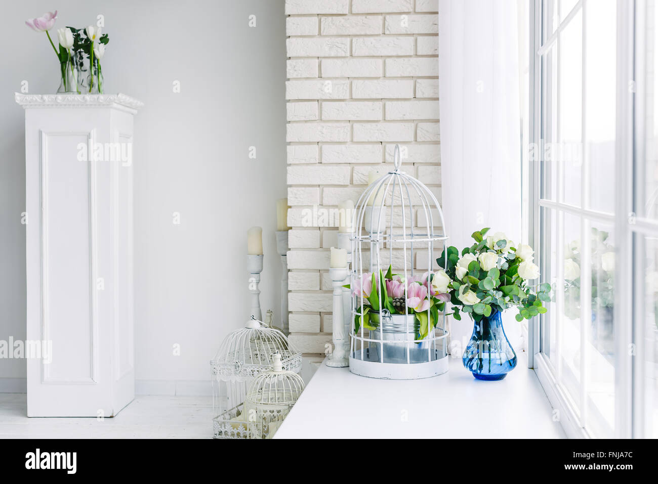 Des fleurs sur le rebord en studio Banque D'Images
