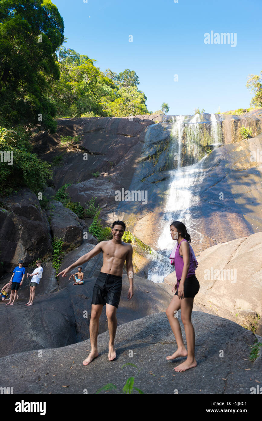 Les gens l'escalade les rochers de 7 puits cascades, Langkawi, Malaisie Banque D'Images