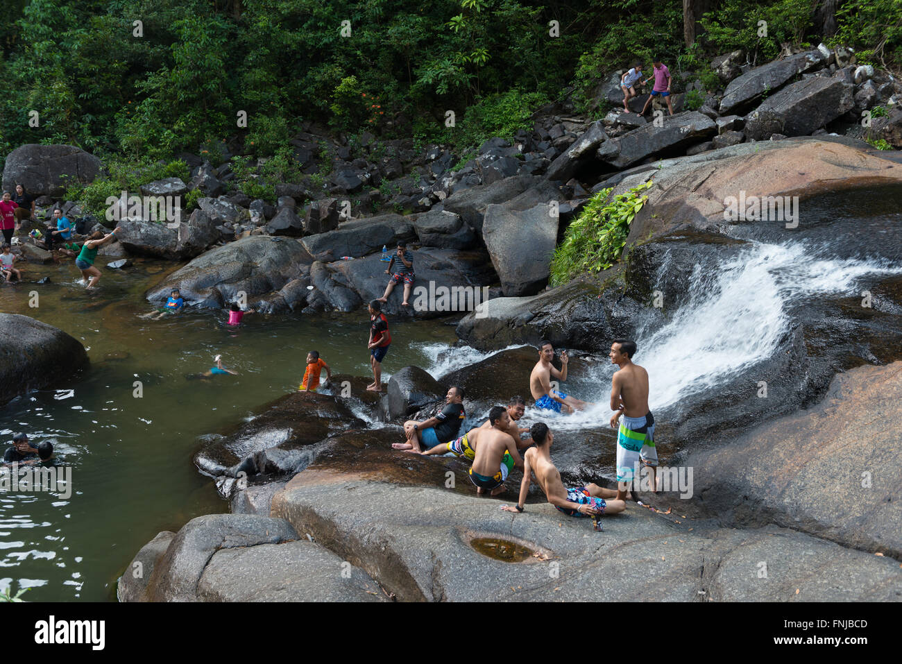 Les gens dans la piscine de 7 puits cascades, Langkawi, Malaisie Banque D'Images