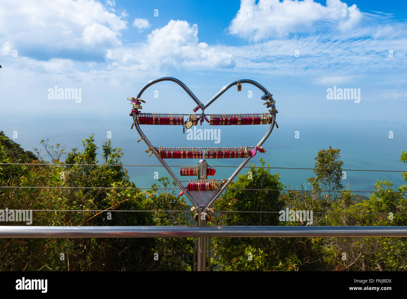 Love Lock sur la montagne Gunung Machinchang Langkawi avec panorama sur la mer d'Andaman Banque D'Images