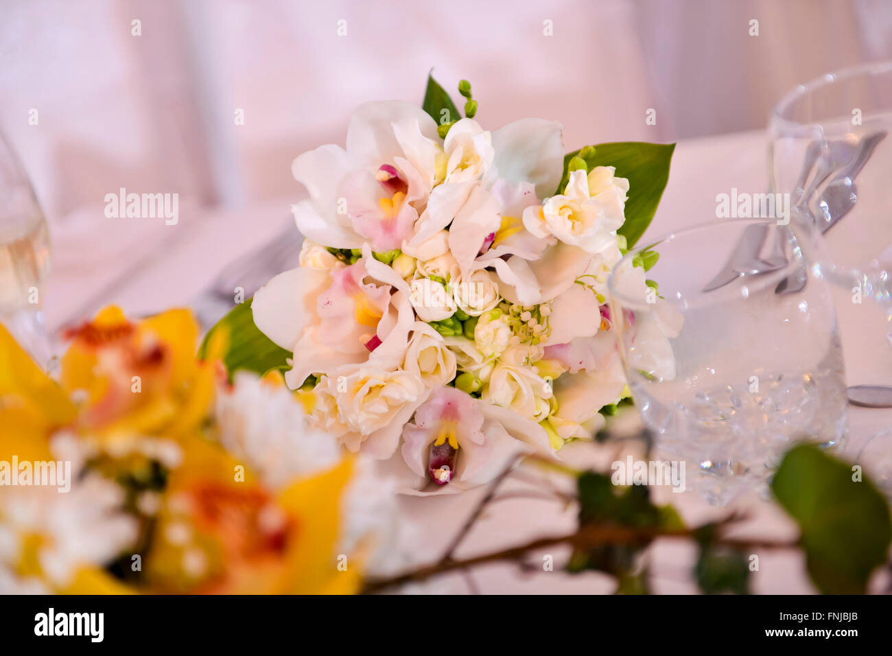 Arrangement de fleurs sur les repas de jour de mariage Banque D'Images