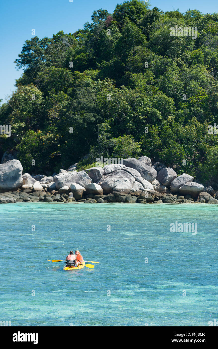 Couple en kayak à Ko Lipe, Thaïlande Banque D'Images