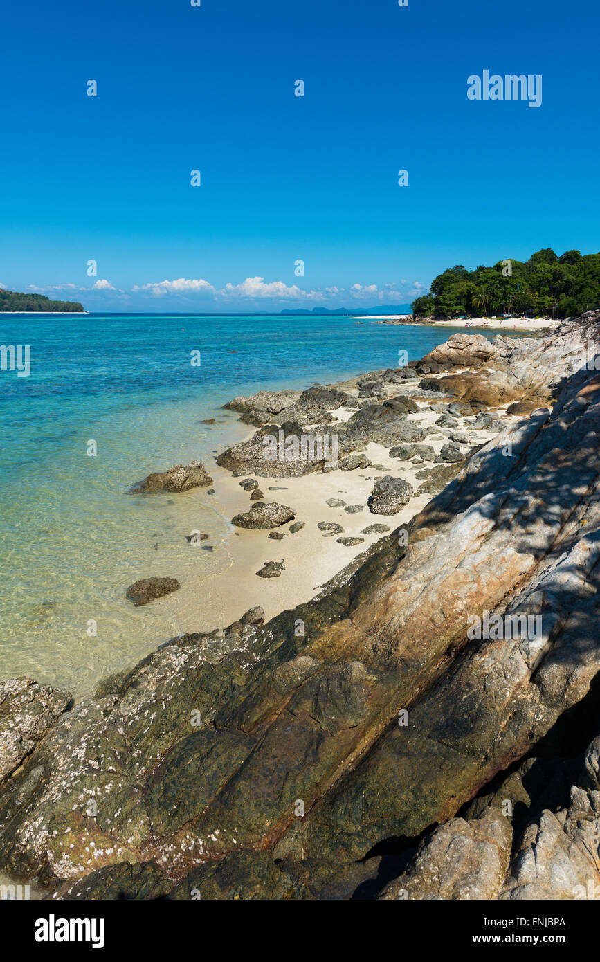 Plage de rochers et de paysage entre Ko Lipe et Ko Adang, Thaïlande Banque D'Images