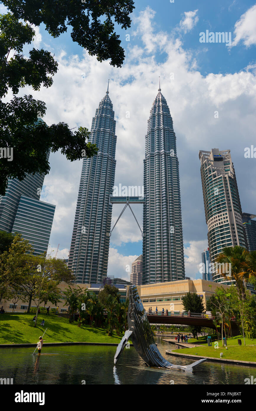 Le parc KLCC Lake avec sculpture de baleine et Petronas Towers, Kuala Lumpur, Malaisie Banque D'Images