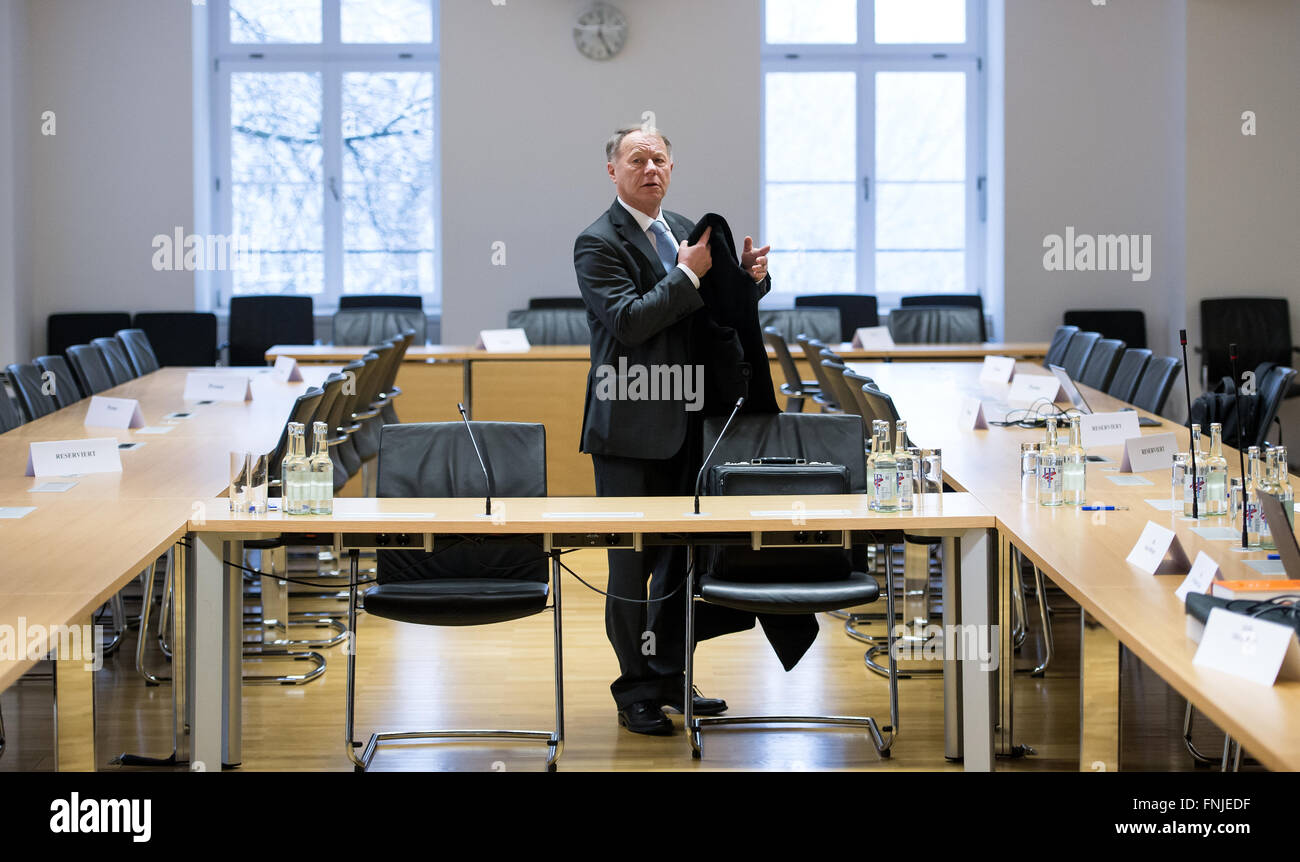 Ancien président de la police d'état Waldemar Kindler arrive comme un témoin à une session de la 'Travail' d'investigation dans le Landtag de Bavière à Munich, Allemagne, 15 mars 2016. Le comité d'enquête est de déterminer si l'influence politique a empêché les enquêtes sur des milliers de médecins en 2008. PHOTO : SVEN HOPPE/DPA Banque D'Images