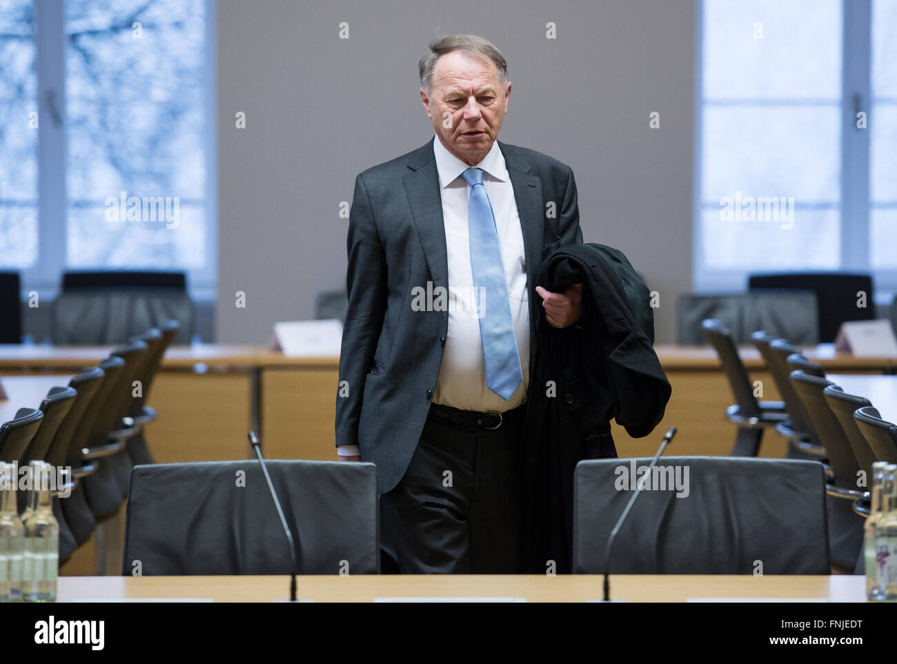 Ancien président de la police d'état Waldemar Kindler arrive comme un témoin à une session de la 'Travail' d'investigation dans le Landtag de Bavière à Munich, Allemagne, 15 mars 2016. Le comité d'enquête est de déterminer si l'influence politique a empêché les enquêtes sur des milliers de médecins en 2008. PHOTO : SVEN HOPPE/DPA Banque D'Images