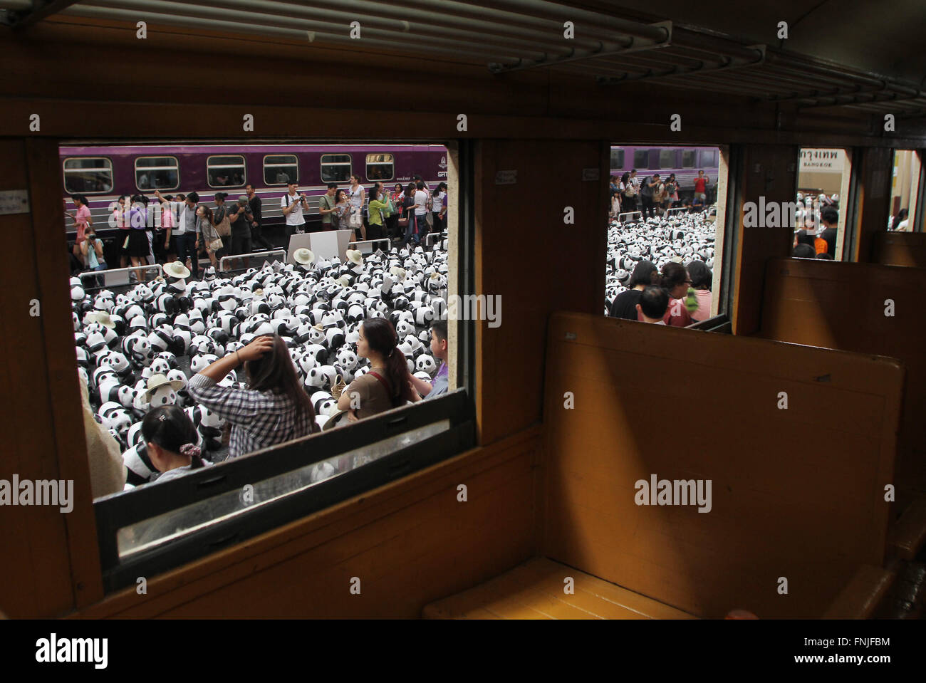 Bangkok, Thaïlande. Mar 15, 2016. Les gens prendre une photo pendant l'exposition des Pandas 1600 par l'artiste français Paulo Hua Lampong Grangeon affiché en gare après qu'ils ont été transportés à travers le monde pour diffuser le message sur la préservation de l'environnement. Le nombre de pandas représente l'un des 1 600 pandas qui sont à l'état sauvage. La station a été la principale plaque tournante pour les trains en Thaïlande. La construction a commencé vers 1910 pour remplacer l'ancienne la gare de Bangkok et a d'abord ouvert pour les services publics le 25 juin 1916. Credit : Vichan Poti/Pacific Press/Alamy Live News Banque D'Images