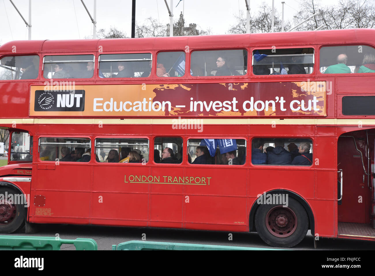 Westminster, London, UK. 15 mars 2016. Les membres de l'écrou à Westminster et mars sur le ministère de l'Éducation Banque D'Images