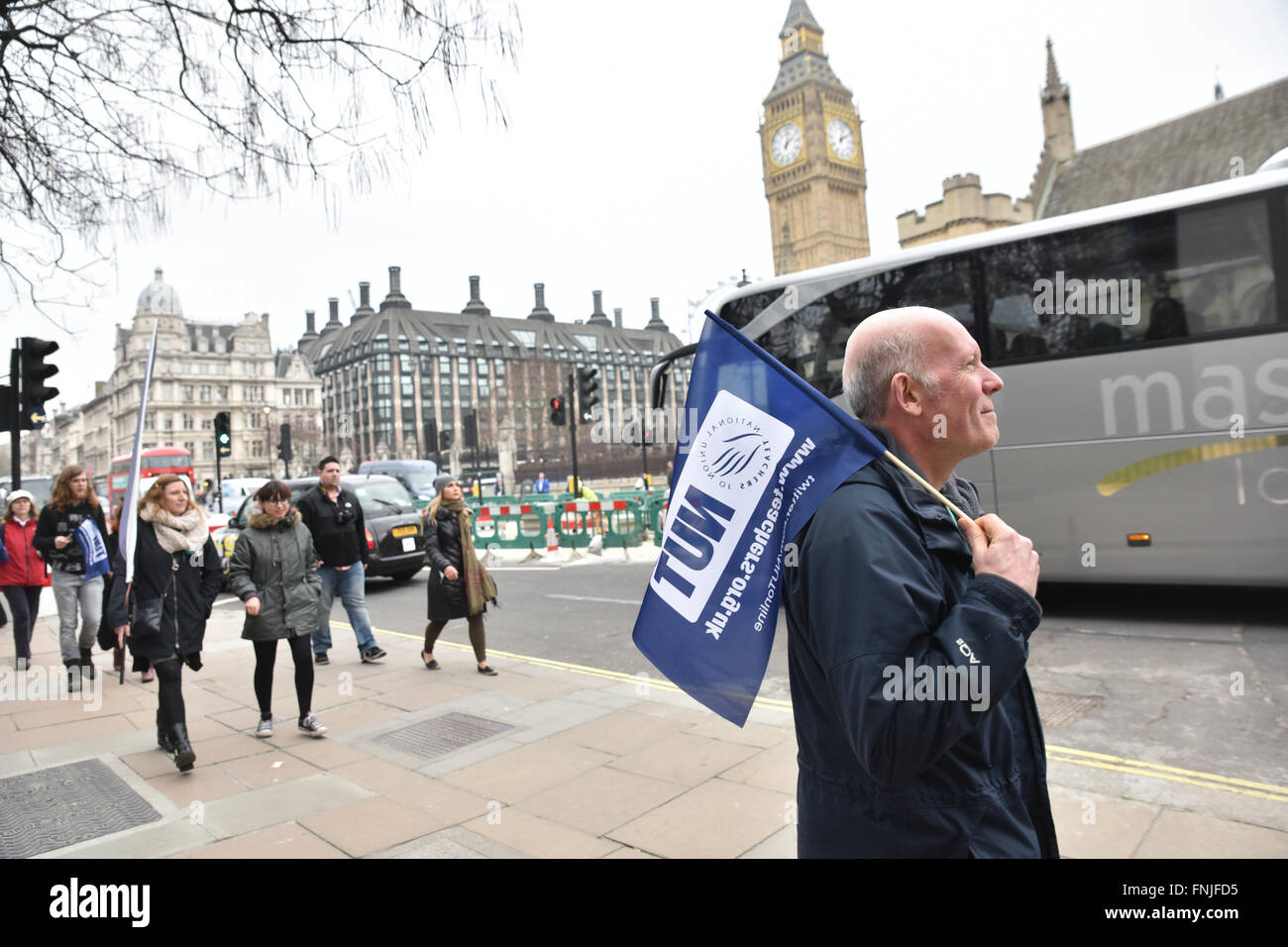 Westminster, London, UK. 15 mars 2016. Les membres de l'écrou à Westminster et mars sur le ministère de l'Éducation Banque D'Images