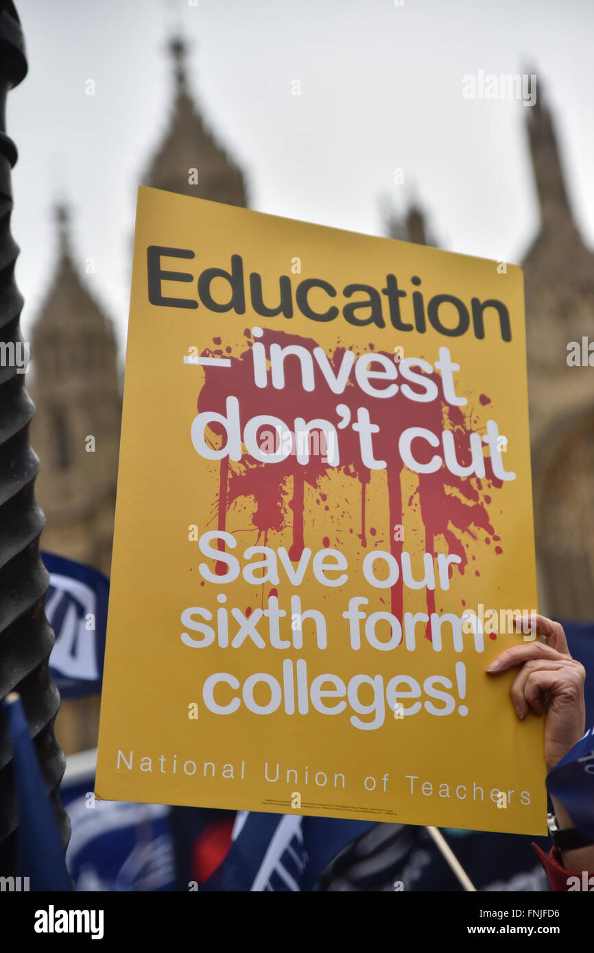 Westminster, London, UK. 15 mars 2016. Les membres de l'écrou à Westminster et mars sur le ministère de l'Éducation Banque D'Images