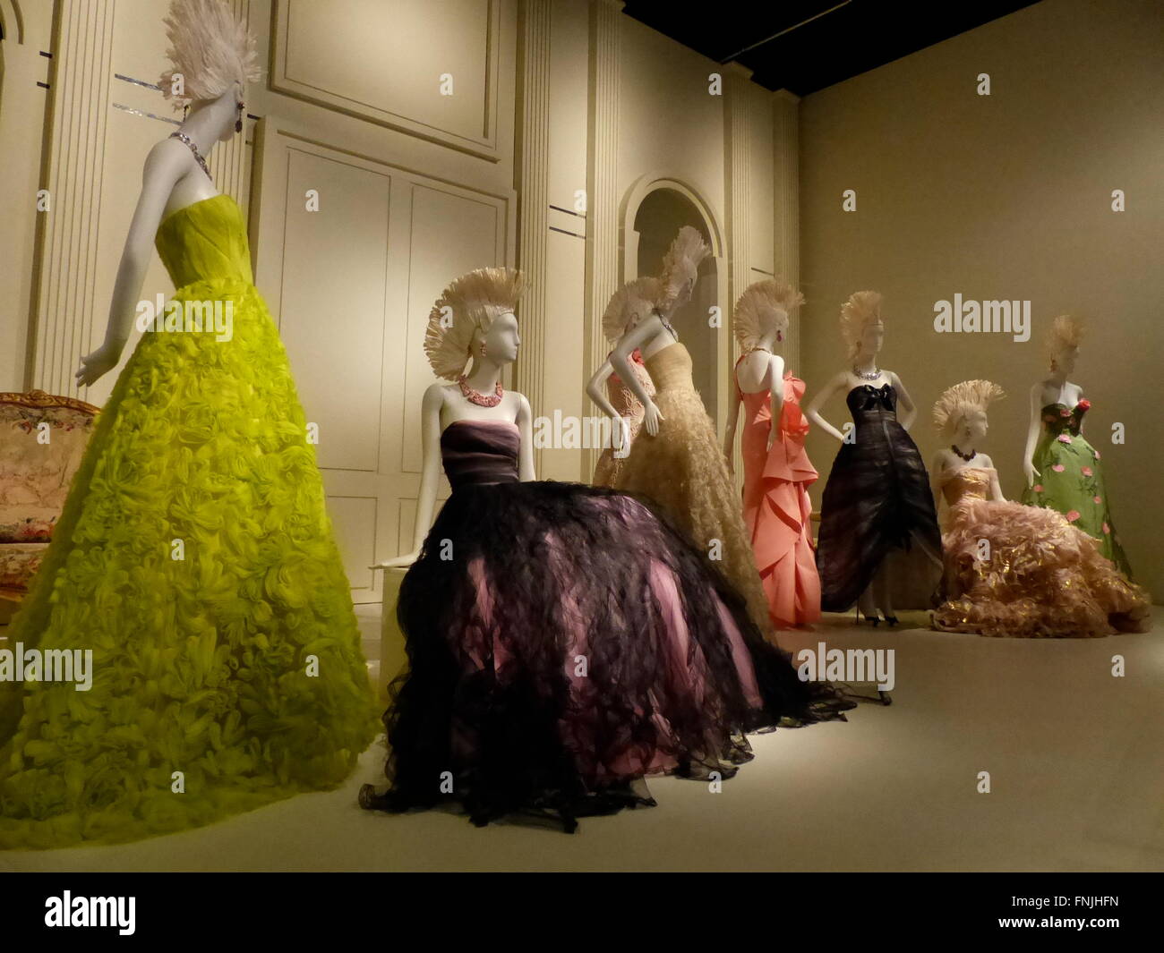 San Francisco, Californie, USA. 10 Mar, 2016. Robes de l'Oscar de la Renta Collection à partir de 2011 sont à l'écran dans 'Oscar de la Renta : la rétrospective", à San Francisco, Californie, USA, 10 mars 2016. L'exposition est présentée du 12 mars au 30 mai 2016 au Musée de Young à San Francisco. Photo : BARBARA MUNKER/DPA - PAS DE FIL - SERVICE/dpa/Alamy Live News Banque D'Images