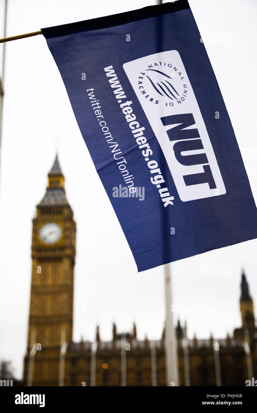 Londres, Royaume-Uni. 15 mars, 2016. Les membres de l'écrou rallye sur la place du Parlement en tant que sixième forme les enseignants à travers le pays une grève d'une journée l'étape sur le financement et les coupures. Ils mars au ministère de l'éducation et de la main une lettre à Nicky Morgan, Secrétaire d'État à l'éducation. Credit : Dinendra Haria/Alamy Live News Banque D'Images