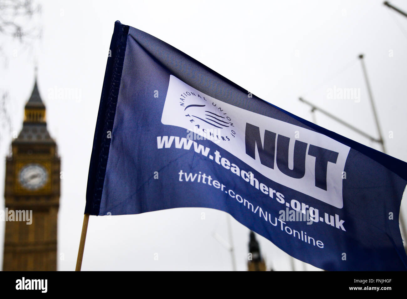 Londres, Royaume-Uni. 15 mars, 2016. Les membres de l'écrou rallye sur la place du Parlement en tant que sixième forme les enseignants à travers le pays une grève d'une journée l'étape sur le financement et les coupures. Ils mars au ministère de l'éducation et de la main une lettre à Nicky Morgan, Secrétaire d'État à l'éducation. Credit : Dinendra Haria/Alamy Live News Banque D'Images