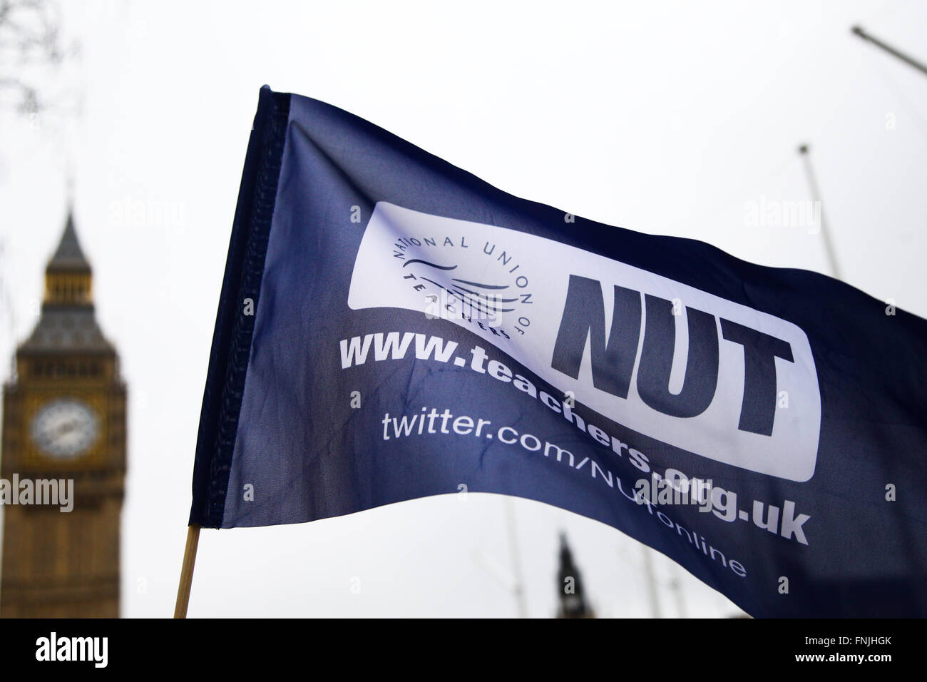 Londres, Royaume-Uni. 15 mars, 2016. Les membres de l'écrou rallye sur la place du Parlement en tant que sixième forme les enseignants à travers le pays une grève d'une journée l'étape sur le financement et les coupures. Ils mars au ministère de l'éducation et de la main une lettre à Nicky Morgan, Secrétaire d'État à l'éducation. Credit : Dinendra Haria/Alamy Live News Banque D'Images