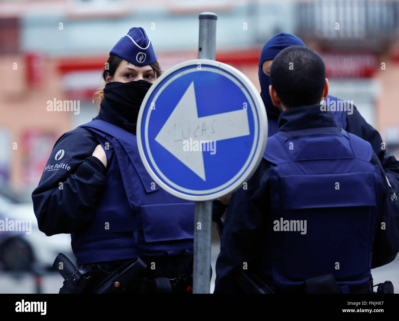 Bruxelles, Belgique. Mar 15, 2016. Les agents de police garde à un carrefour sur le site d'un tournage en forêt, Bruxelles, Belgique, le 15 mars 2016. Un policier a été blessé mardi après-midi lors d'une fusillade au cours d'un raid dans un appartement à Bruxelles, il serait rattaché à la Paris attaques de terreur. Credit : Ye Pingfan/Xinhua/Alamy Live News Banque D'Images