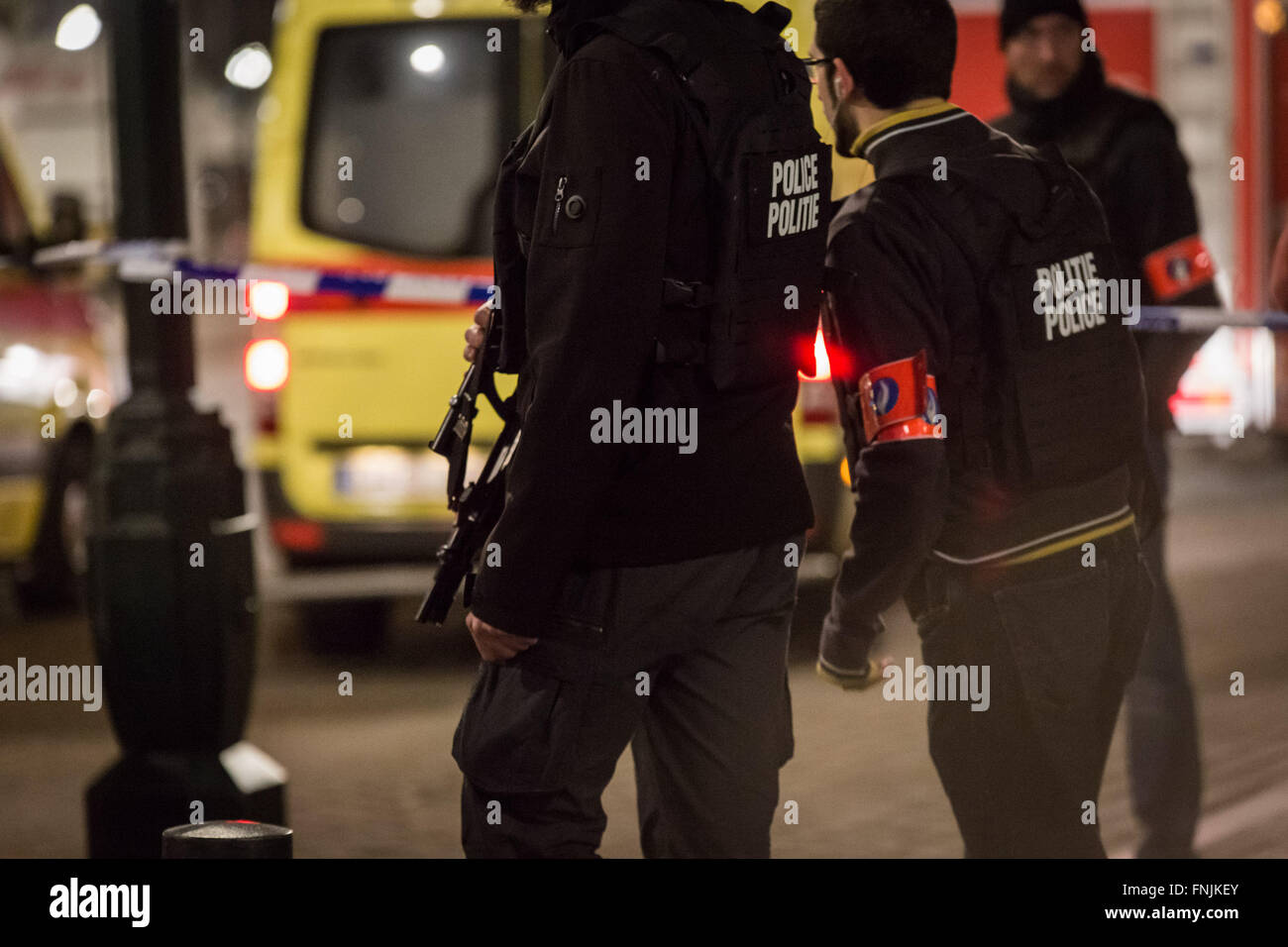 Bruxelles, Belgique. Mar 15, 2016. Des dizaines de forces de sécurité dans les cagoules armés de pistolets mitrailleurs retranché sur la scène dans la forêt, dans le sud de la capitale belge, après la police armée sous le feu au cours d'un raid dans une maison. Représentants de Bruxelles a confirmé une opération majeure est en cours impliquant la police enquête sur les 13 tirs novembre lorsqu'au moins un homme armé a ouvert le feu, bien que les médias locaux ont rapporté la chasse à l'homme qui a suivi comme impliquant deux suspects. Credit : Aurore Belot/Pacific Press/Alamy Live News Banque D'Images