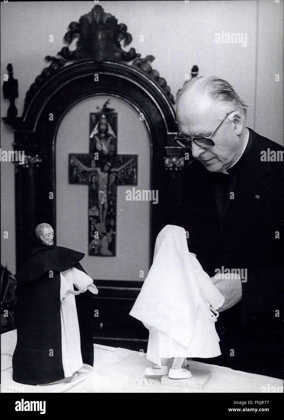 1964 - Prêtre est Monastric Monastric la collecte des gerbes.habitudes''en miniature'' : collecte de koenigswinterittenbach Hambuchen prêtre près de Bonn/RFA - et depuis l'année 1960, quand il a commencé ce passe-temps, il a eu plus de 200 d'entre eux, venus de toute l'Europe. Par son ''job'' il est pris en charge par l'ordre theirselves, qui donnent des informations détaillées à propos de monastric gerbes à lui, comme par un grand nombre de religieuses, qui ont vu l'gerbes en fonction de ces informations. Bien entendu, la collecte de prêtre Hambuchen comprend aussi ''modèles'', qui sont allés hors d'usage. En plus de ce prêtre Hambuchen est Banque D'Images