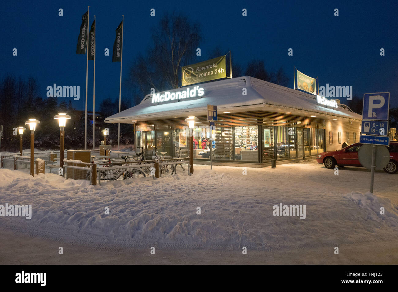 Rovaniemi, Laponie. 08Th Feb 2016. Un restaurant de la chaîne de restauration rapide McDonald's à Rovaniemi, Laponie, 06 février 2016. Elle est la plus septentrionale des McDonald's dans l'Union européenne. Rovaniemi est situé au cercle polaire. Photo : Peter Endig - AUCUN FIL - SERVICE/dpa/Alamy Live News Banque D'Images