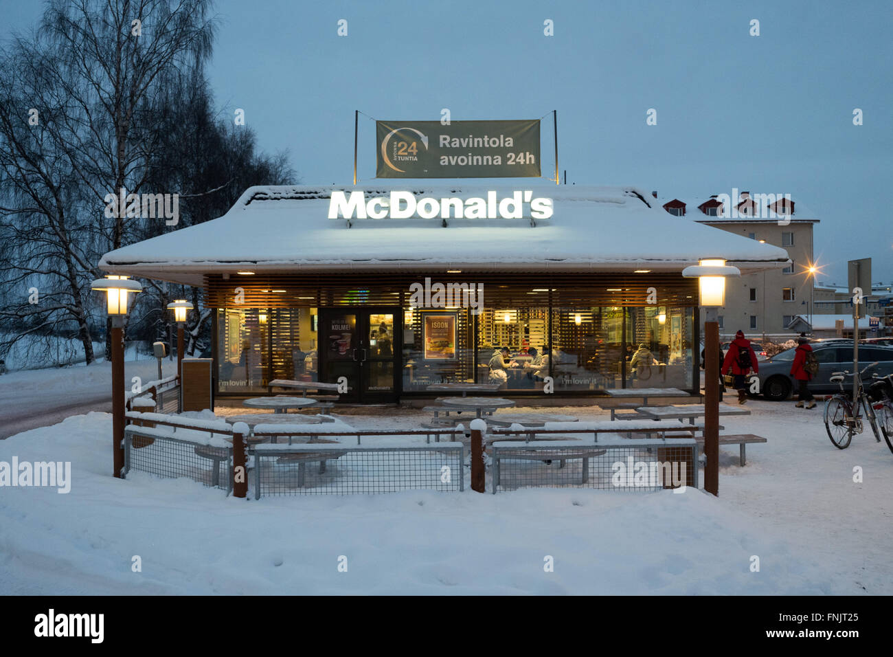 Rovaniemi, Laponie. 08Th Feb 2016. Un restaurant de la chaîne de restauration rapide McDonald's à Rovaniemi, Laponie, 06 février 2016. Elle est la plus septentrionale des McDonald's dans l'Union européenne. Rovaniemi est situé au cercle polaire. Photo : Peter Endig - AUCUN FIL - SERVICE/dpa/Alamy Live News Banque D'Images