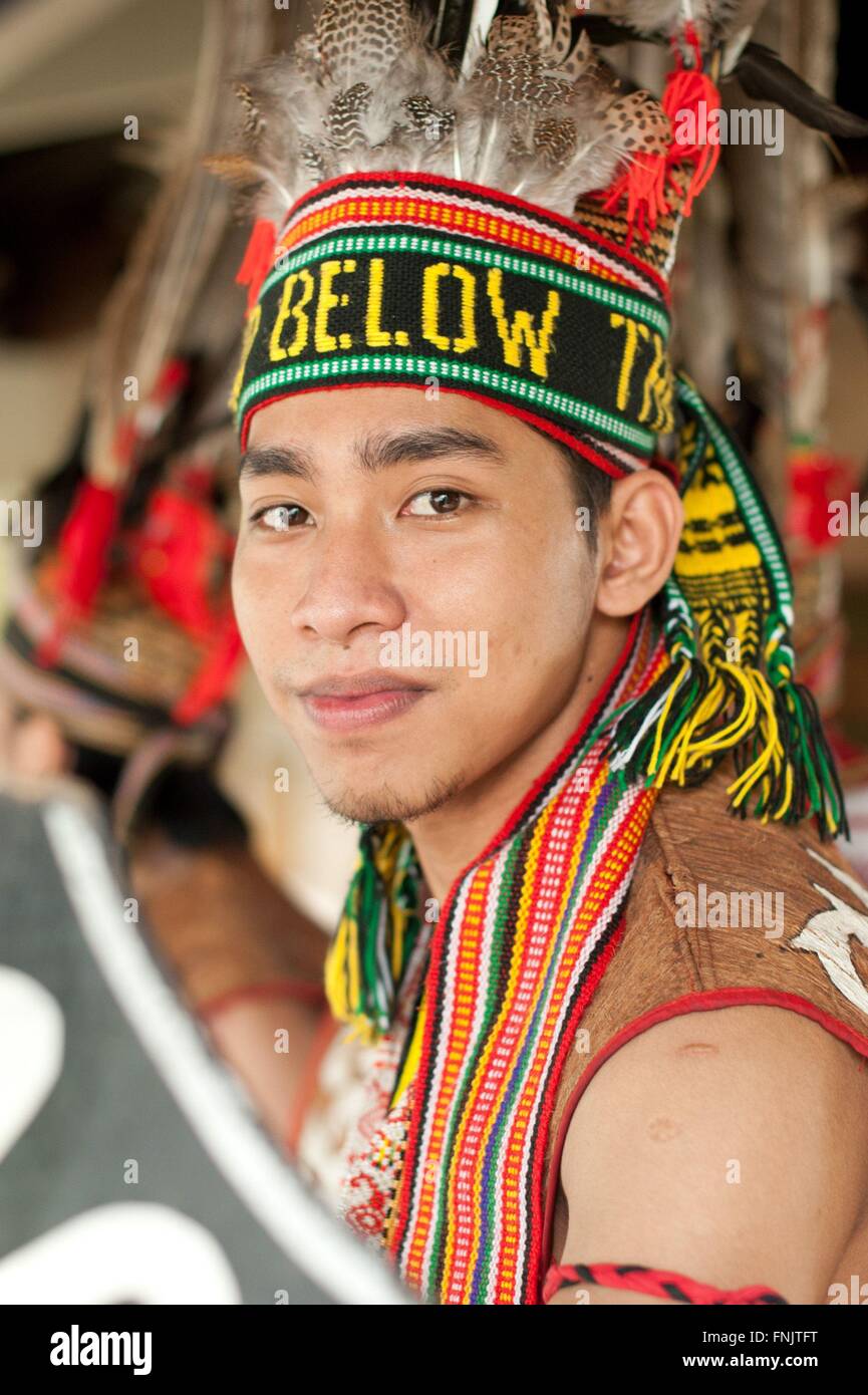 Un homme en costume traditionnel lors d'une cérémonie d'accueil près de Kota Kinabalu, Malaisie, le 30 octobre 2014. Photo : Sebastian Kahnert - AUCUN FIL SERVICE - Banque D'Images