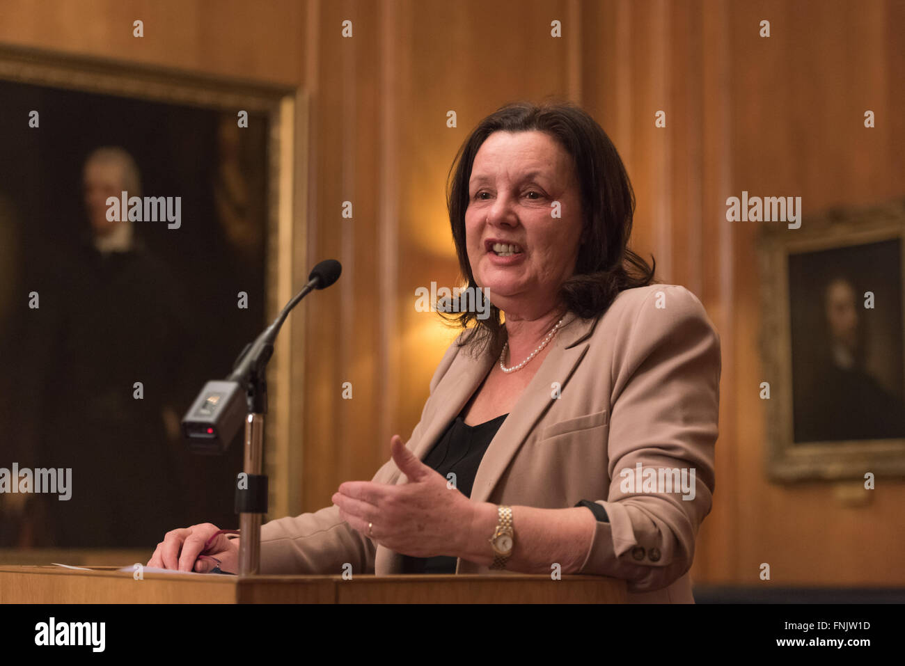 Londres, Royaume-Uni. 15 mars, 2016. Dame Sally Coates donnant l'éducation nationale 10e conférence annuelle de la fiducie à l'Inner Temple à Londres. Son thème était l'amélioration de l'école mais elle a aussi parlé de son examen de l'éducation en prison, commandée par le lord chancelier, Michael Gove, qui devrait faire rapport bientôt. Elle a dit le Premier Ministre David Cameron avait dit qu'il voulait accepter toutes ses recommandations. © Gary Eason/Alamy Live News Crédit : Gary Eason/Alamy Live News Banque D'Images