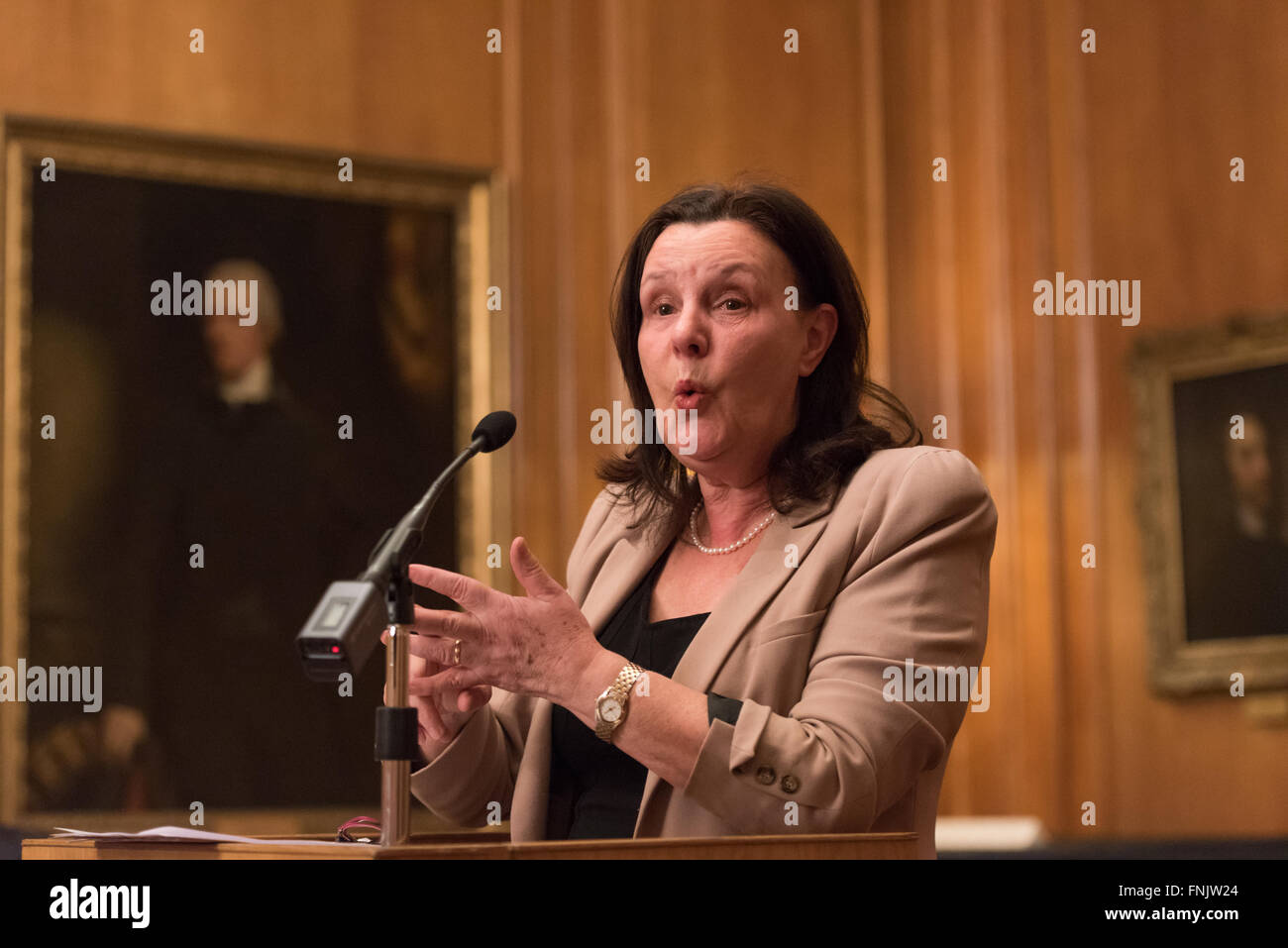 Londres, Royaume-Uni. 15 mars, 2016. Dame Sally Coates donnant l'éducation nationale 10e conférence annuelle de la fiducie à l'Inner Temple à Londres. Son thème était l'amélioration de l'école mais elle a aussi parlé de son examen de l'éducation en prison, commandée par le lord chancelier, Michael Gove, qui devrait faire rapport bientôt. Elle a dit le Premier Ministre David Cameron avait dit qu'il voulait accepter toutes ses recommandations. © Gary Eason/Alamy Live News Crédit : Gary Eason/Alamy Live News Banque D'Images