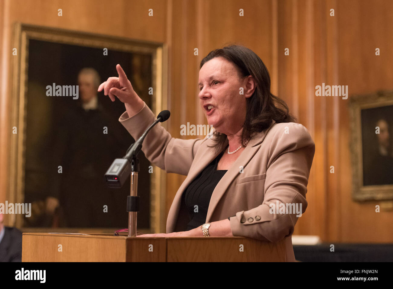 Londres, Royaume-Uni. 15 mars, 2016. Dame Sally Coates donnant l'éducation nationale 10e conférence annuelle de la fiducie à l'Inner Temple à Londres. Son thème était l'amélioration de l'école mais elle a aussi parlé de son examen de l'éducation en prison, commandée par le lord chancelier, Michael Gove, qui devrait faire rapport bientôt. Elle a dit le Premier Ministre David Cameron avait dit qu'il voulait accepter toutes ses recommandations. © Gary Eason/Alamy Live News Crédit : Gary Eason/Alamy Live News Banque D'Images