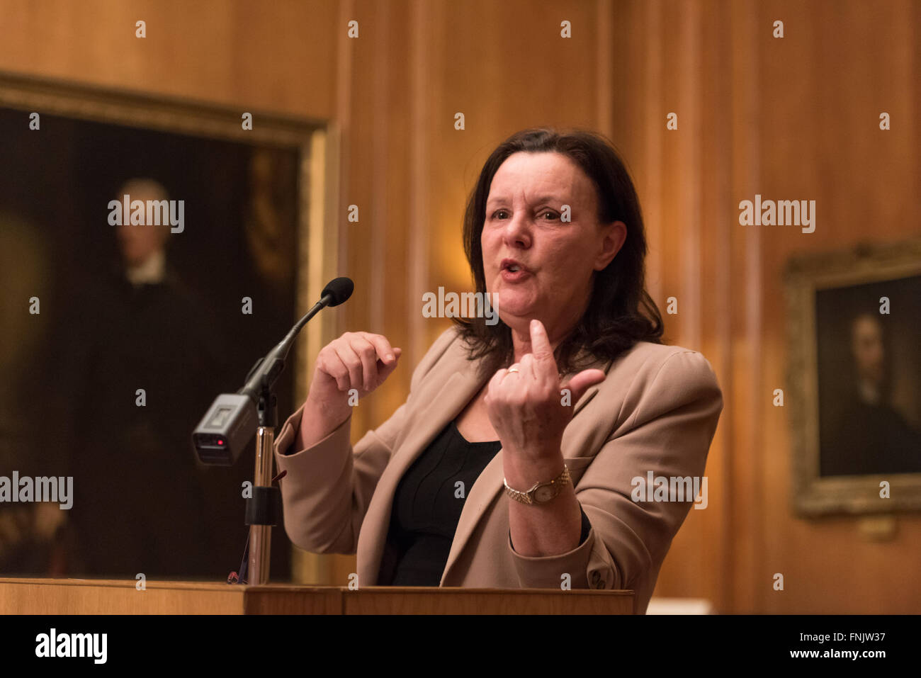 Londres, Royaume-Uni. 15 mars, 2016. Dame Sally Coates donnant l'éducation nationale 10e conférence annuelle de la fiducie à l'Inner Temple à Londres. Son thème était l'amélioration de l'école mais elle a aussi parlé de son examen de l'éducation en prison, commandée par le lord chancelier, Michael Gove, qui devrait faire rapport bientôt. Elle a dit le Premier Ministre David Cameron avait dit qu'il voulait accepter toutes ses recommandations. © Gary Eason/Alamy Live News Crédit : Gary Eason/Alamy Live News Banque D'Images