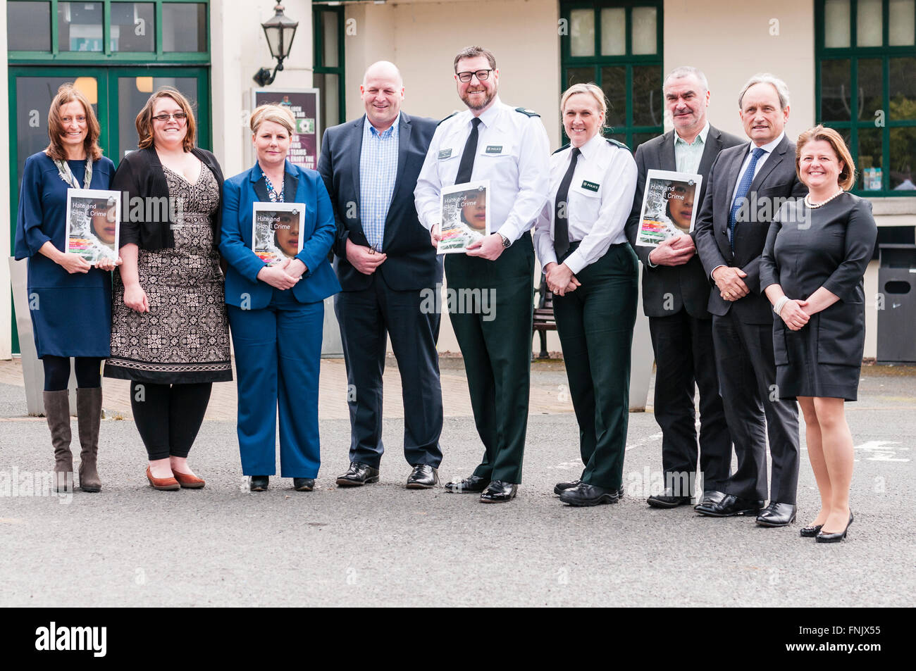 Belfast, Irlande du Nord. 16 Mar 2016 - la haine et le signal hôte PSNI Séminaire du crime. (L-R) Denise Wright (table ronde), sud de Belfast Jolena Flett (Centre des migrants NI), Kerry Malone (PBNI), Paul Giannasi (Ministère de la Justice), le CAC Stephen Martin (PSNI), le surint. Paula (Hilman) PSNI, Neil Jarman (Institut de recherche sur les conflits), Jonathan McIvor (Siren), Eva Grosman (s'unir contre la haine) Crédit : Stephen Barnes/Alamy Live News Banque D'Images