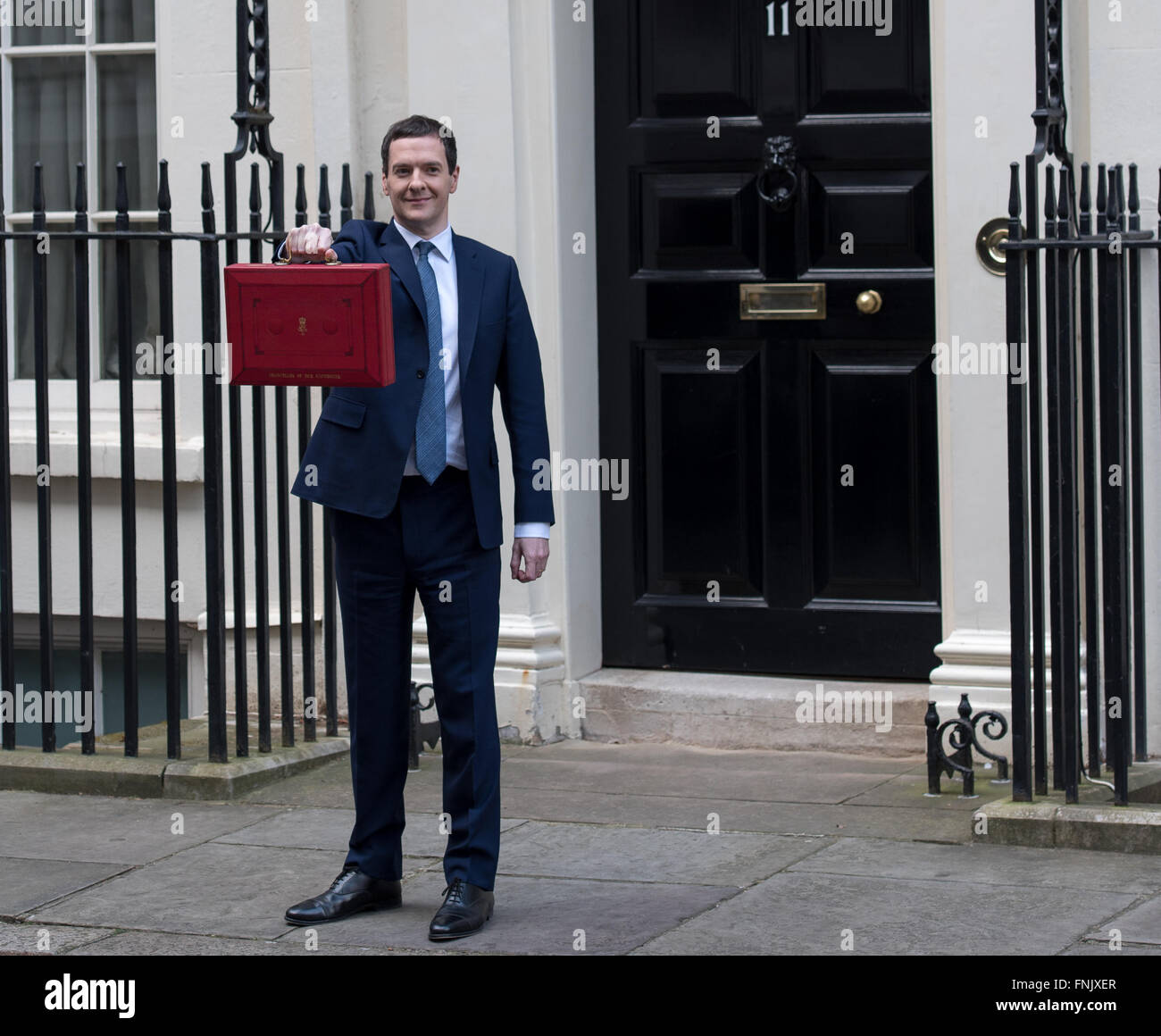 Londres, Royaume-Uni. 16 mars, 2016. Chancelier de l'Échiquier, George Osborn levant la ministérielle rouge boîte contenant son discours du budget à l'extérieur de 11 Downing Street Crédit : Ian Davidson/Alamy Live News Banque D'Images